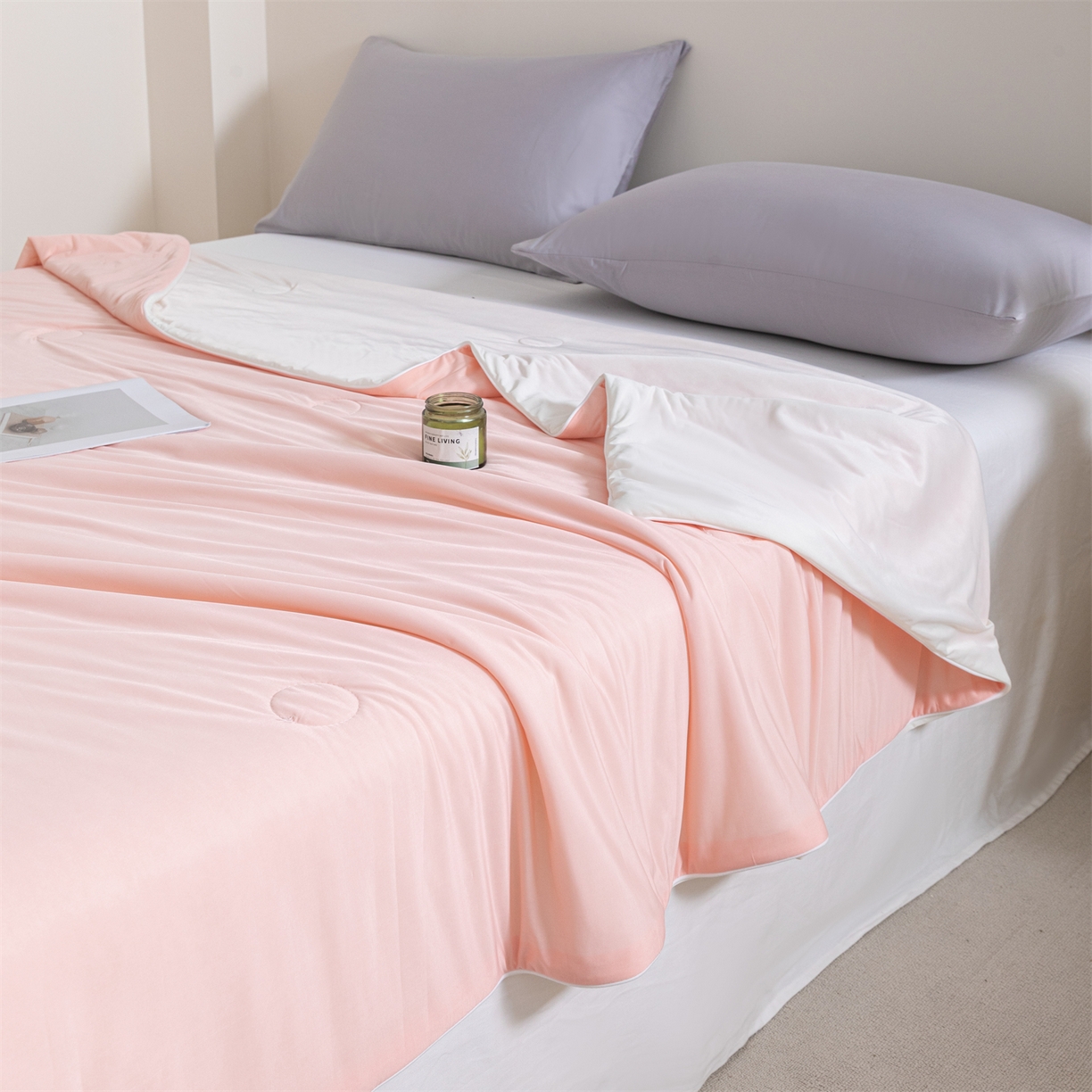 91家纺网 家纺一手货源 找家纺 富阿娜家纺 2026新款纯色双拼凉感丝夏被空调被夏凉被 蜜桃粉+奶酪白