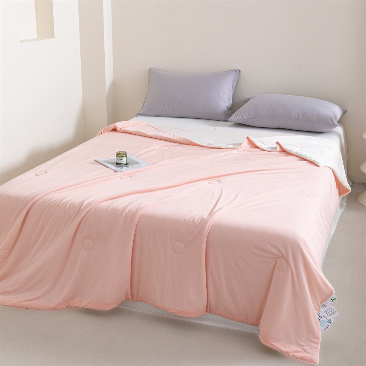 91家纺网 家纺一手货源 找家纺 富阿娜家纺 2026新款纯色双拼凉感丝夏被空调被夏凉被 蜜桃粉+奶酪白