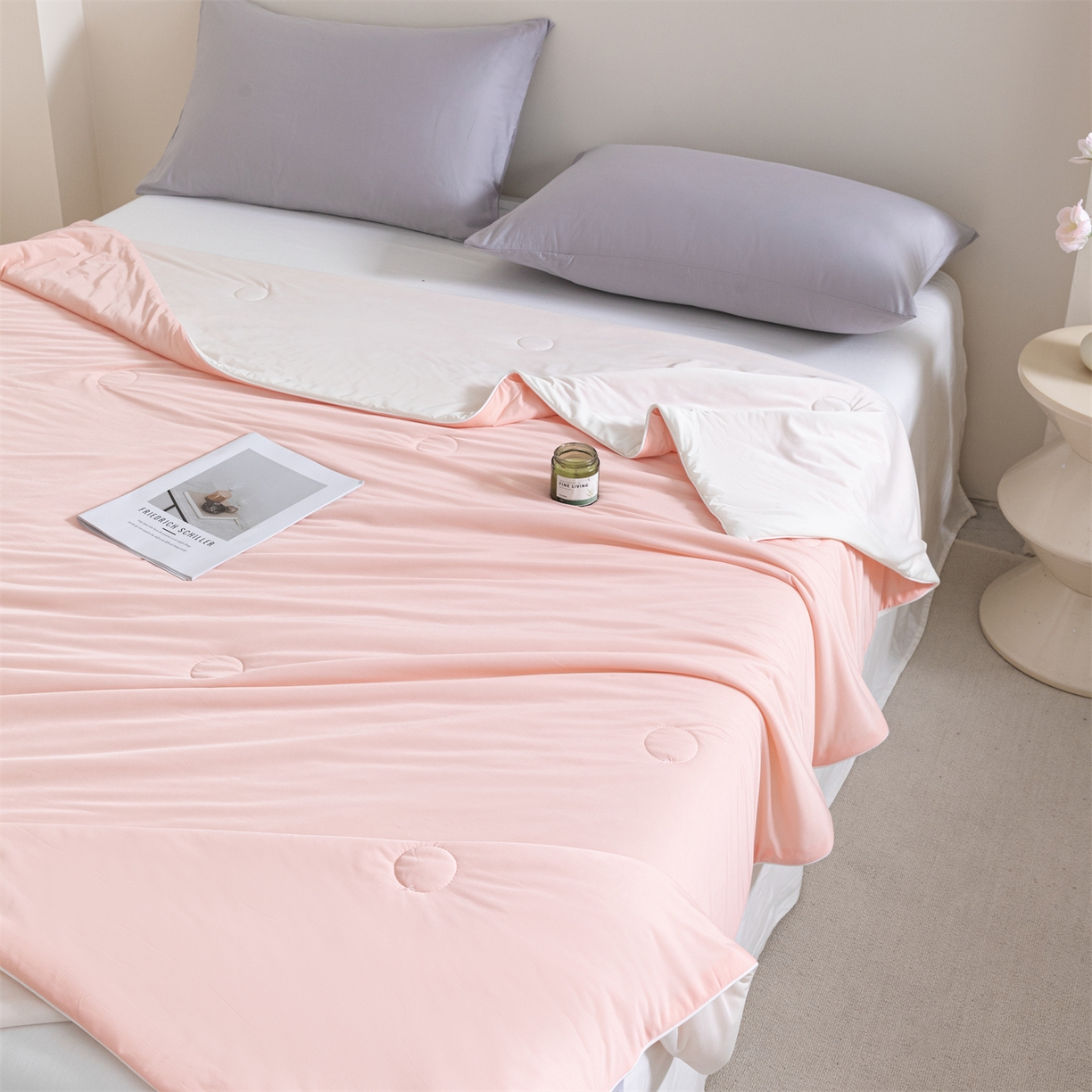 91家纺网 家纺一手货源 找家纺 富阿娜家纺 2026新款纯色双拼凉感丝夏被空调被夏凉被 蜜桃粉+奶酪白