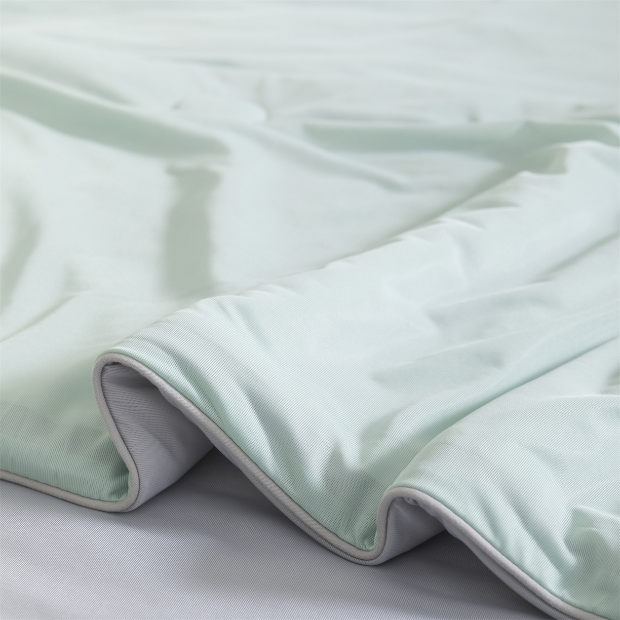 91家纺网 家纺一手货源 找家纺 富阿娜家纺 2026新款纯色双拼凉感丝夏被空调被夏凉被 薄荷绿+奶雾灰