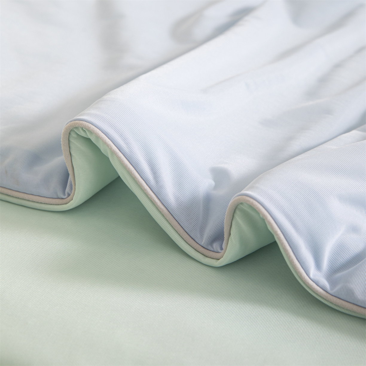 91家纺网 家纺一手货源 找家纺 富阿娜家纺 2026新款纯色双拼凉感丝夏被空调被夏凉被 海盐蓝+薄荷绿