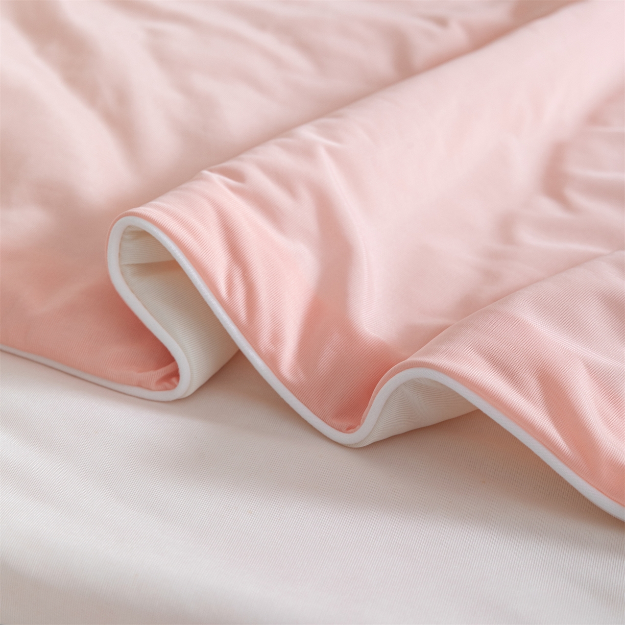 91家纺网 家纺一手货源 找家纺 富阿娜家纺 2026新款纯色双拼凉感丝夏被空调被夏凉被 蜜桃粉+奶酪白