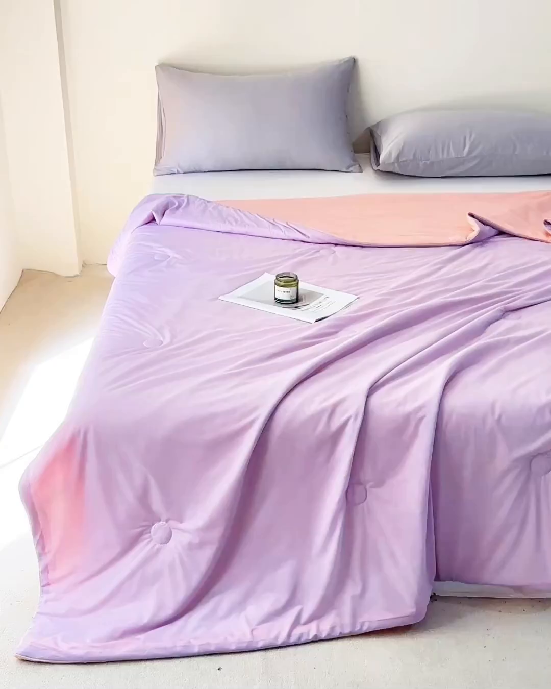 91家纺网 家纺一手货源 找家纺 富阿娜家纺 2026新款纯色双拼凉感丝夏被空调被夏凉被 芋泥紫+樱花粉