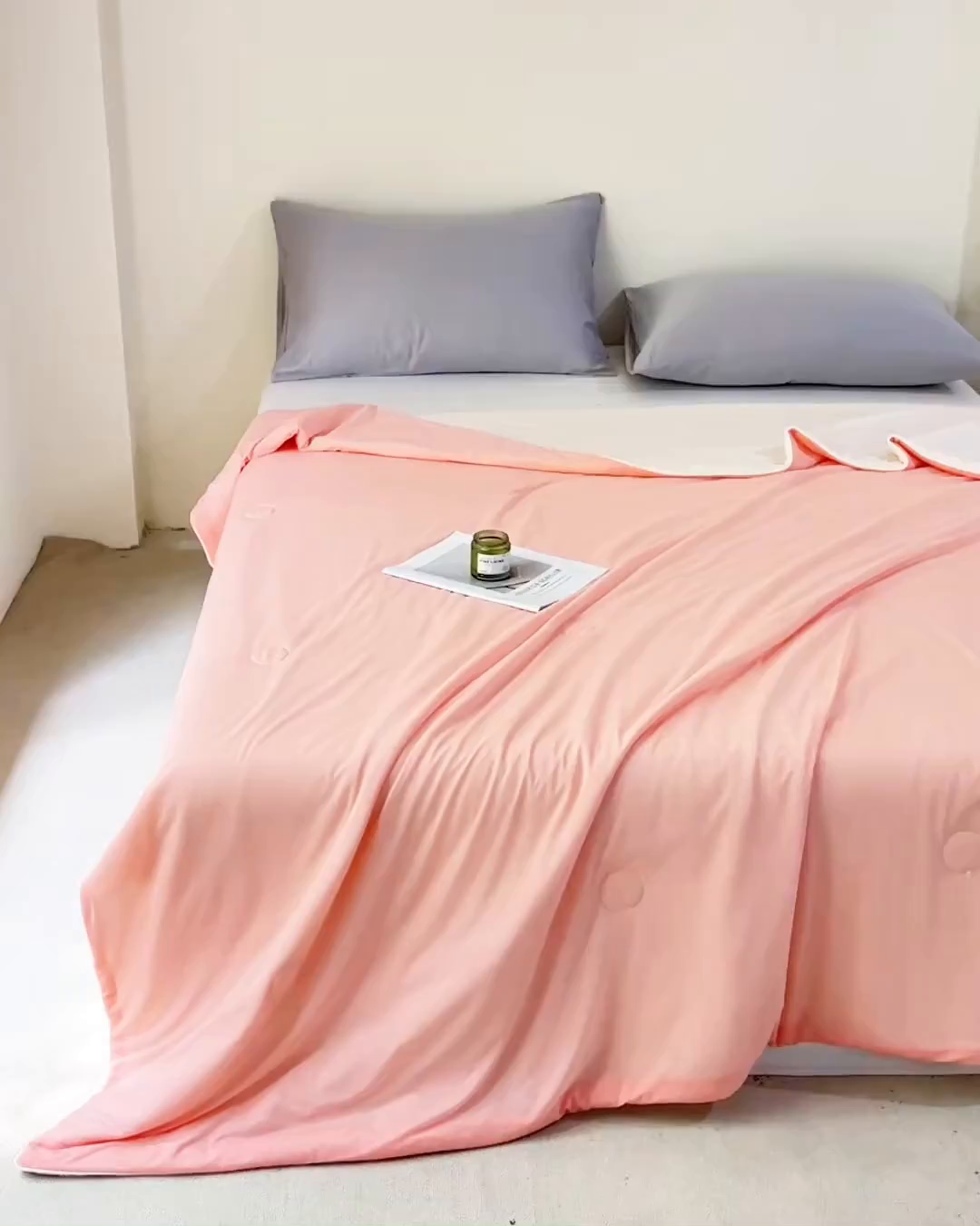 91家纺网 家纺一手货源 找家纺 富阿娜家纺 2026新款纯色双拼凉感丝夏被空调被夏凉被 蜜桃粉+奶酪白