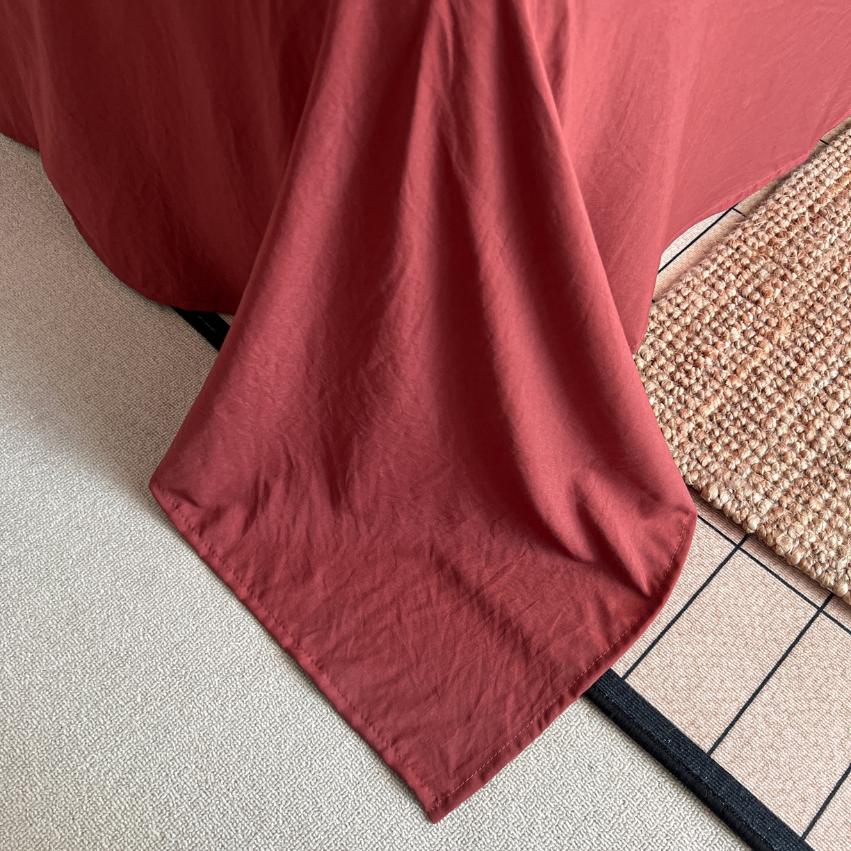 91家纺网 家纺一手货源 找家纺 梦嘉居 2026新款亲肤纯色AB版水洗皱皱棉四件套学生宿舍床单床笠三件套 暗夜黑+洋气红