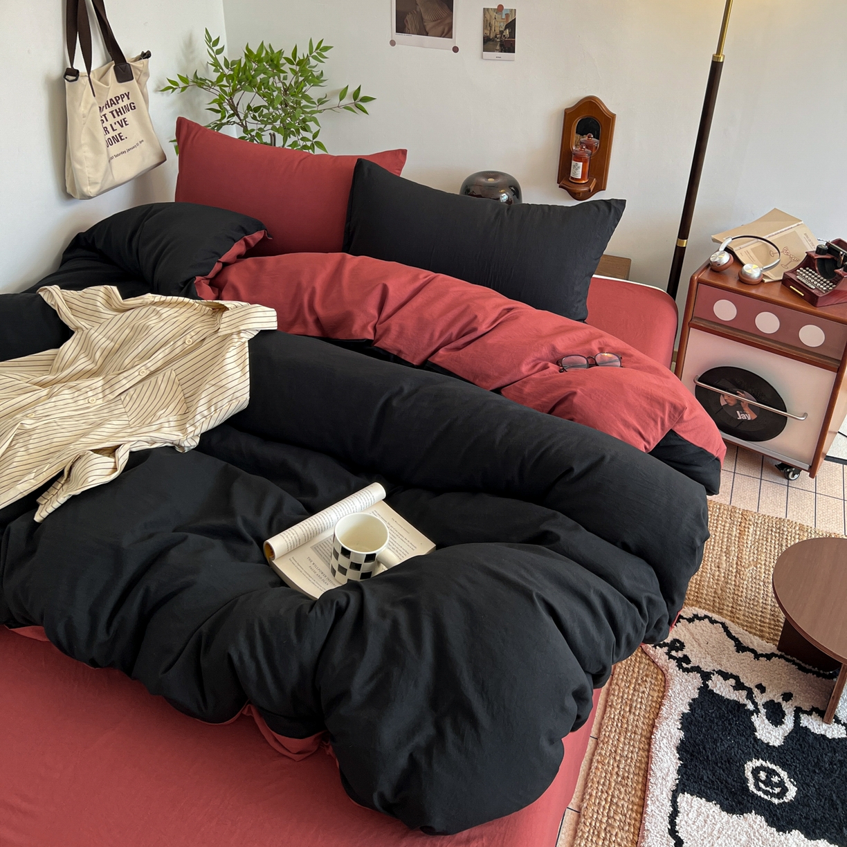 91家纺网 家纺一手货源 找家纺 梦嘉居 2026新款亲肤纯色AB版水洗皱皱棉四件套学生宿舍床单床笠三件套 暗夜黑+洋气红
