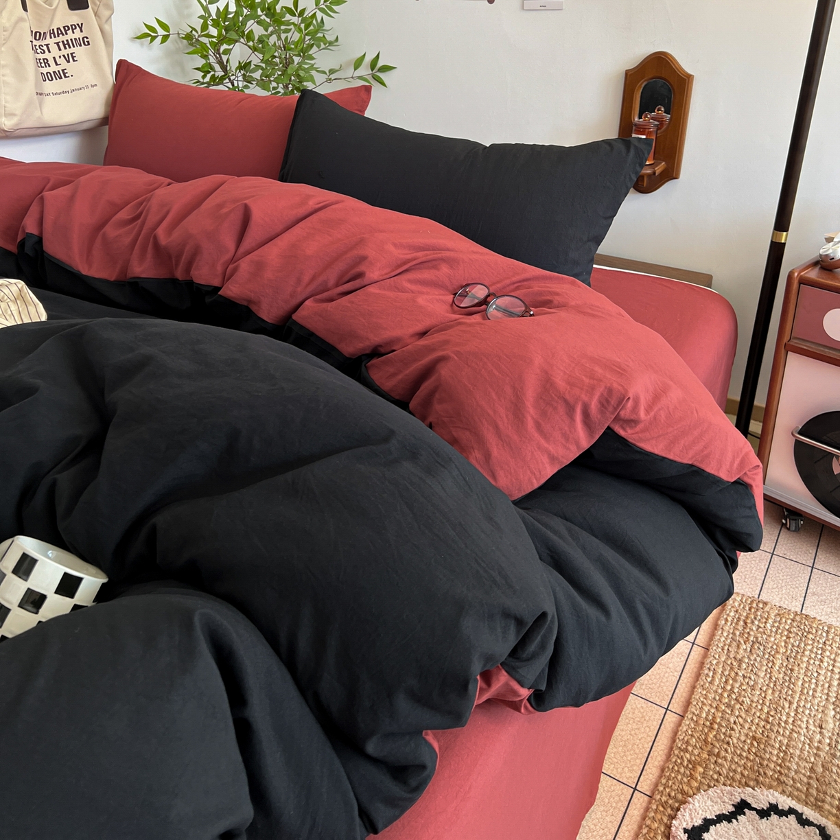 91家纺网 家纺一手货源 找家纺 梦嘉居 2026新款亲肤纯色AB版水洗皱皱棉四件套学生宿舍床单床笠三件套 暗夜黑+洋气红
