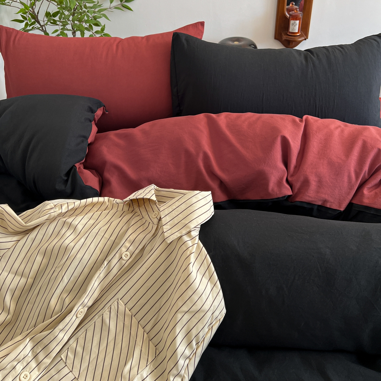 91家纺网 家纺一手货源 找家纺 梦嘉居 2026新款亲肤纯色AB版水洗皱皱棉四件套学生宿舍床单床笠三件套 暗夜黑+洋气红