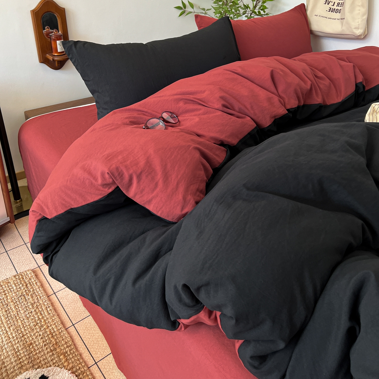 91家纺网 家纺一手货源 找家纺 梦嘉居 2026新款亲肤纯色AB版水洗皱皱棉四件套学生宿舍床单床笠三件套 暗夜黑+洋气红