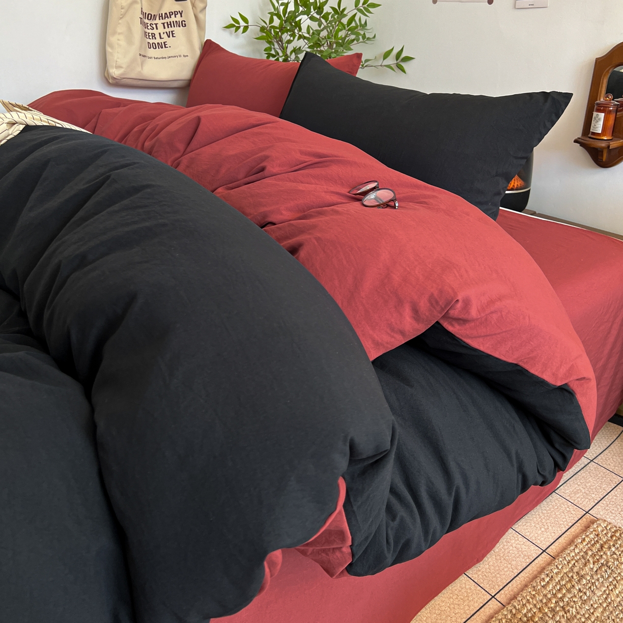 91家纺网 家纺一手货源 找家纺 梦嘉居 2026新款亲肤纯色AB版水洗皱皱棉四件套学生宿舍床单床笠三件套 暗夜黑+洋气红