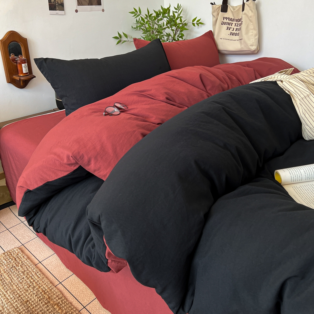 91家纺网 家纺一手货源 找家纺 梦嘉居 2026新款亲肤纯色AB版水洗皱皱棉四件套学生宿舍床单床笠三件套 暗夜黑+洋气红