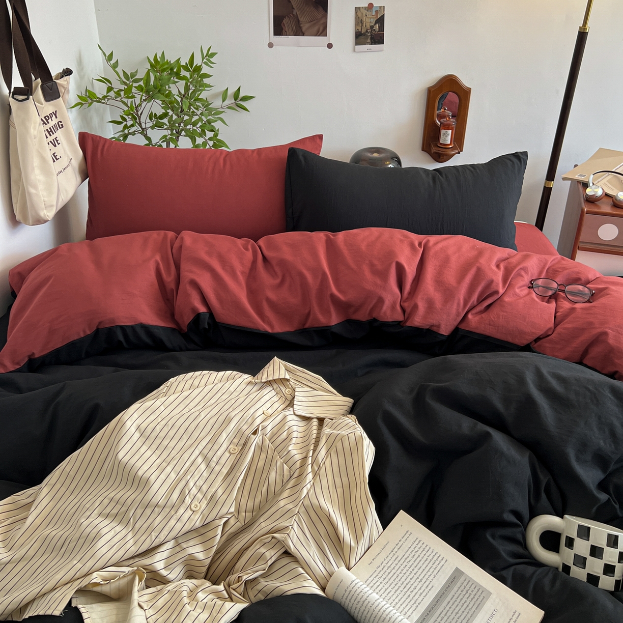 91家纺网 家纺一手货源 找家纺 梦嘉居 2026新款亲肤纯色AB版水洗皱皱棉四件套学生宿舍床单床笠三件套 暗夜黑+洋气红