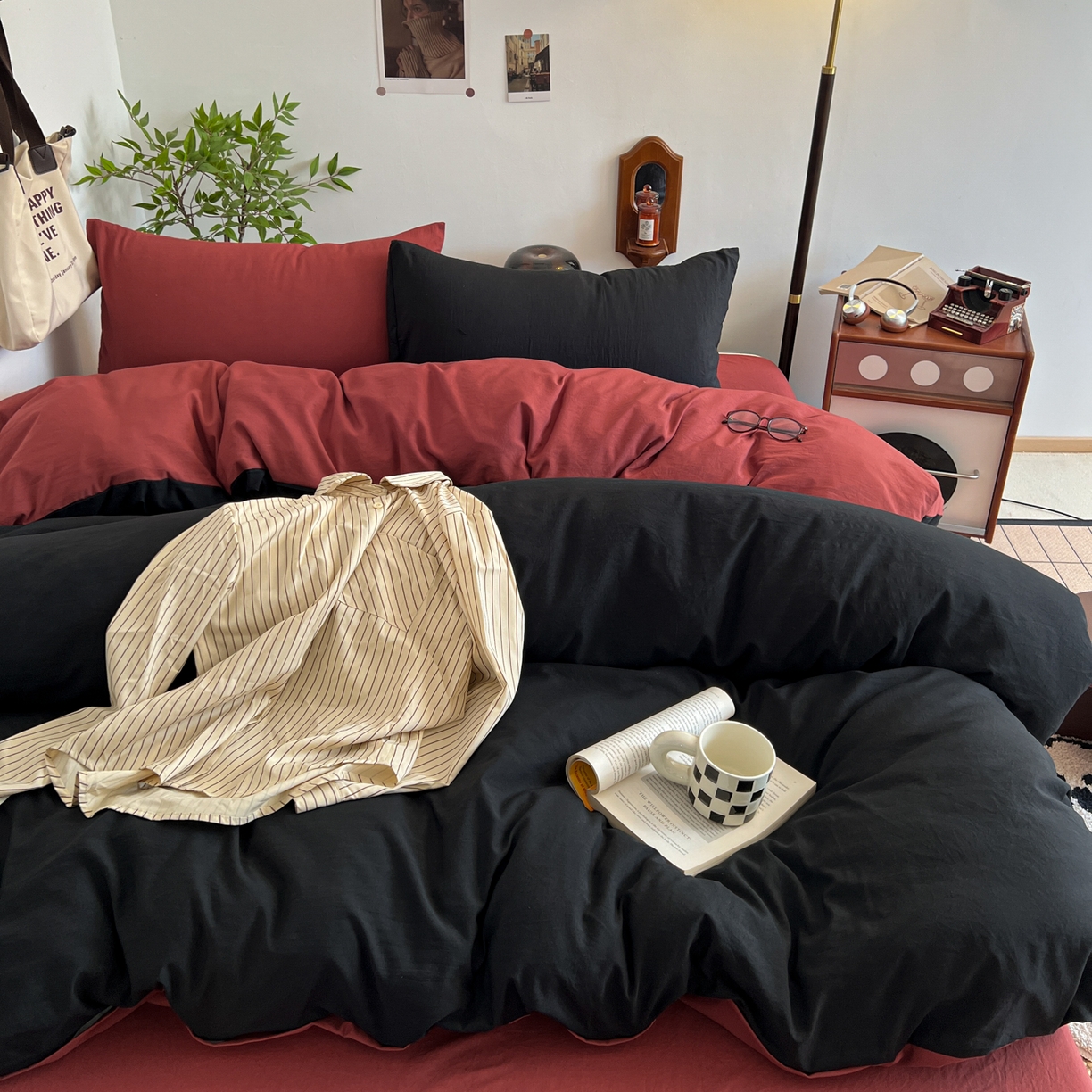 91家纺网 家纺一手货源 找家纺 梦嘉居 2026新款亲肤纯色AB版水洗皱皱棉四件套学生宿舍床单床笠三件套 暗夜黑+洋气红