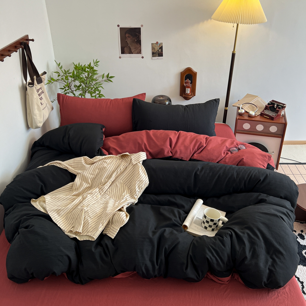 91家纺网 家纺一手货源 找家纺 梦嘉居 2026新款亲肤纯色AB版水洗皱皱棉四件套学生宿舍床单床笠三件套 暗夜黑+洋气红