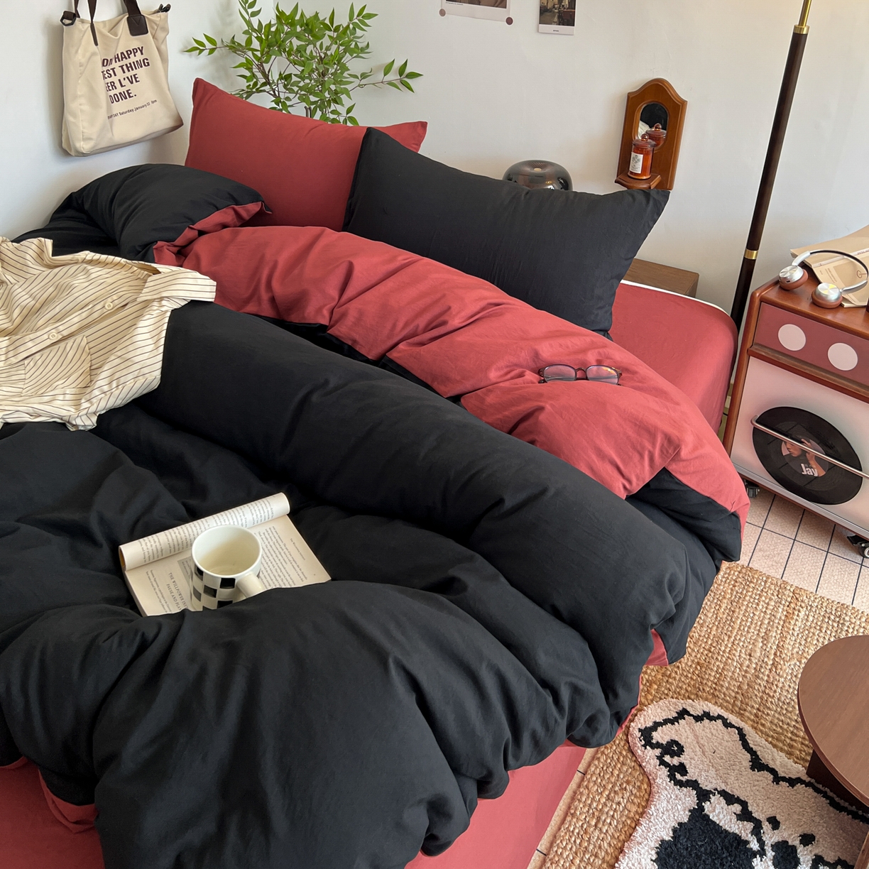 91家纺网 家纺一手货源 找家纺 梦嘉居 2026新款亲肤纯色AB版水洗皱皱棉四件套学生宿舍床单床笠三件套 暗夜黑+洋气红