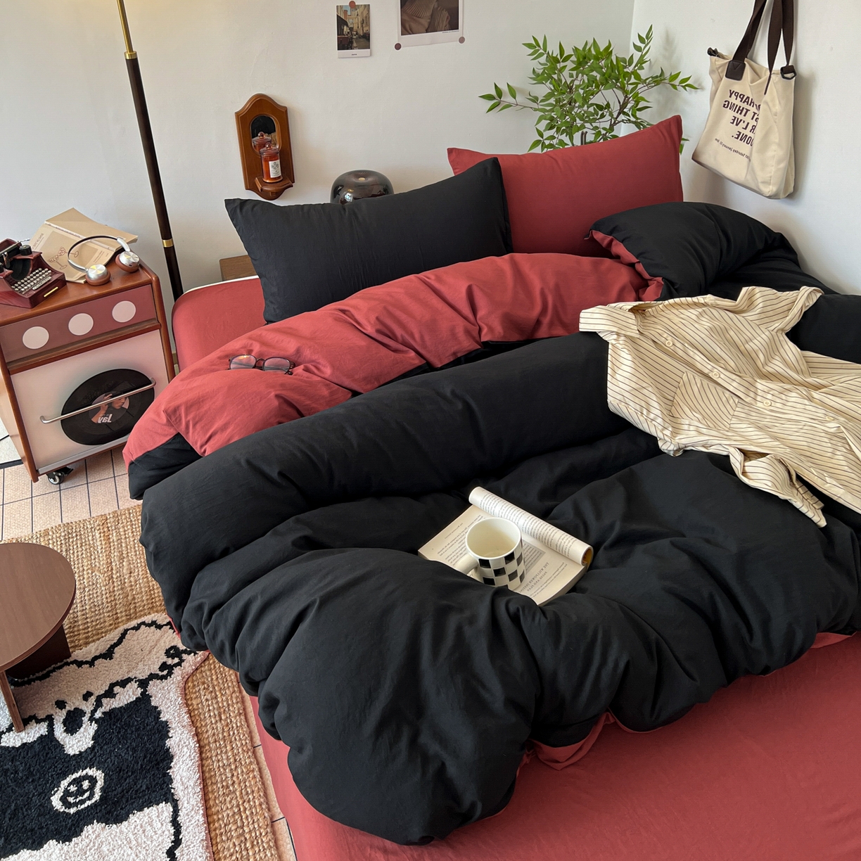 91家纺网 家纺一手货源 找家纺 梦嘉居 2026新款亲肤纯色AB版水洗皱皱棉四件套学生宿舍床单床笠三件套 暗夜黑+洋气红