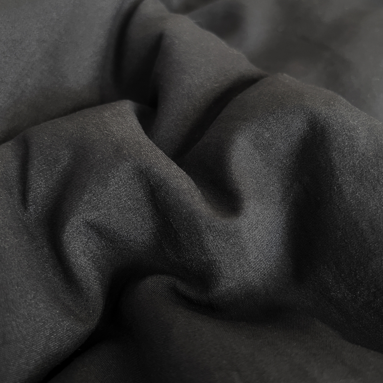 91家纺网 家纺一手货源 找家纺 梦嘉居 2026新款亲肤纯色AB版水洗皱皱棉四件套学生宿舍床单床笠三件套 暗夜黑+洋气红