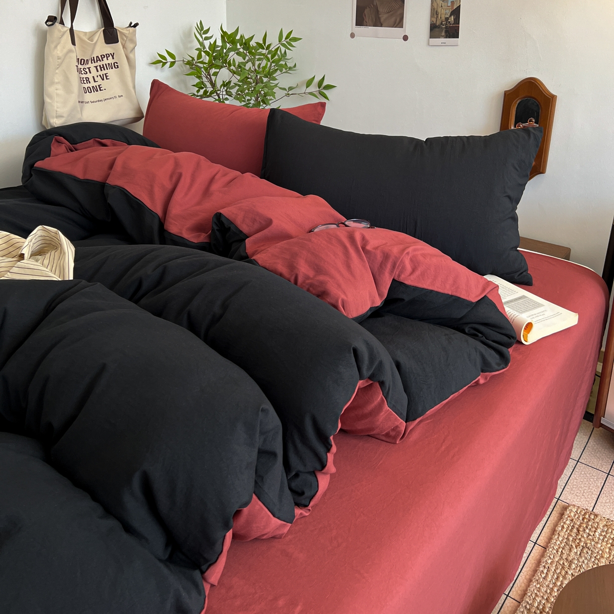91家纺网 家纺一手货源 找家纺 梦嘉居 2026新款亲肤纯色AB版水洗皱皱棉四件套学生宿舍床单床笠三件套 暗夜黑+洋气红