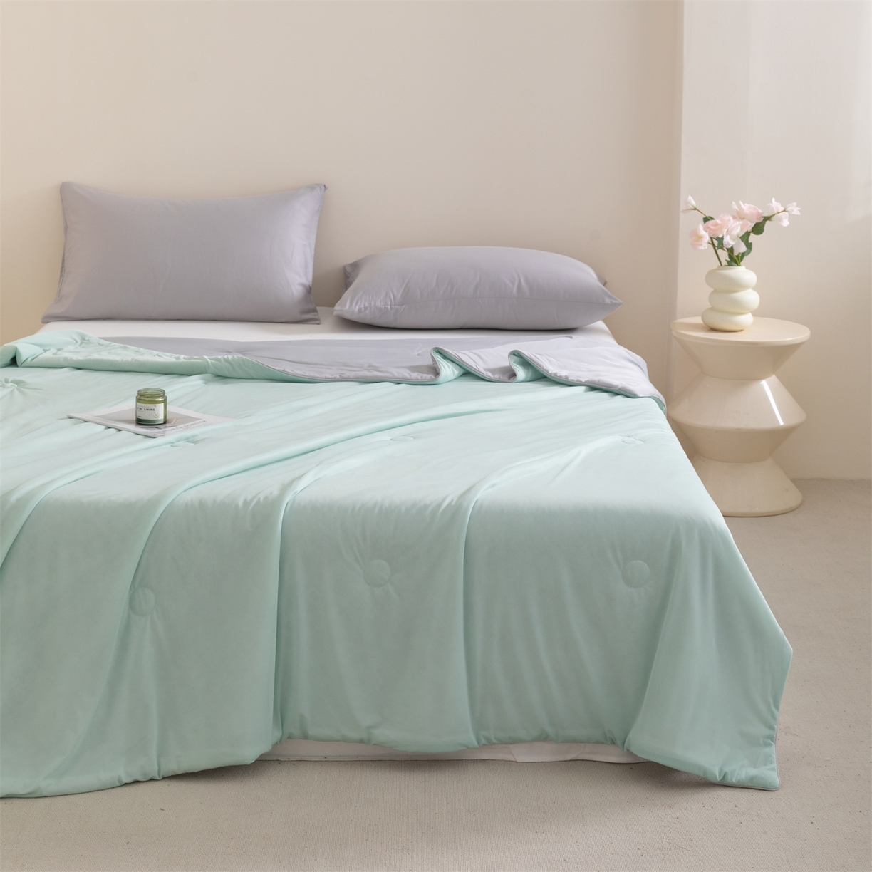 91家纺网 家纺一手货源 找家纺 富阿娜家纺 2026新款纯色双拼凉感丝夏被空调被夏凉被 薄荷绿+奶雾灰
