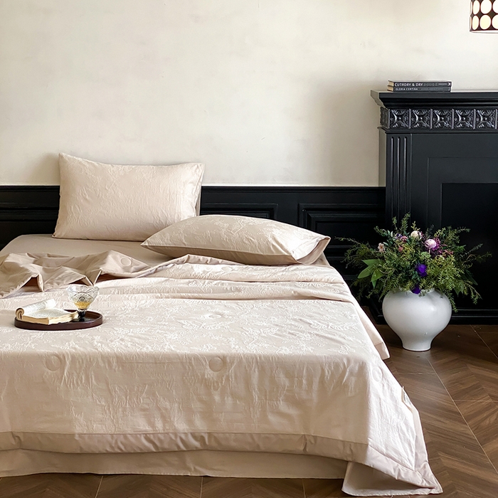 91家纺网 家纺一手货源 找家纺 宜代光年 2026新款60S全棉厚织提花夏被夏凉被空调被 夏被-翩然-奶白