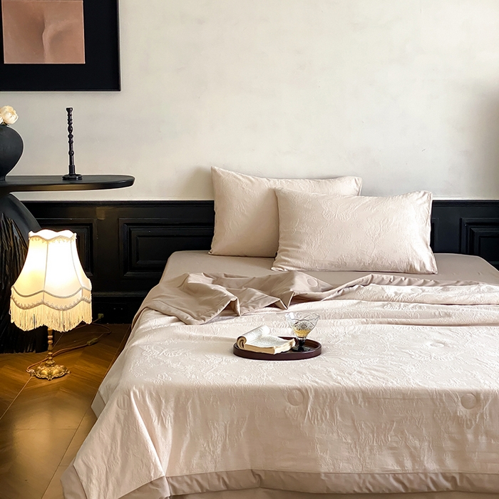 91家纺网 家纺一手货源 找家纺 宜代光年 2026新款60S全棉厚织提花夏被夏凉被空调被 夏被-翩然-奶白