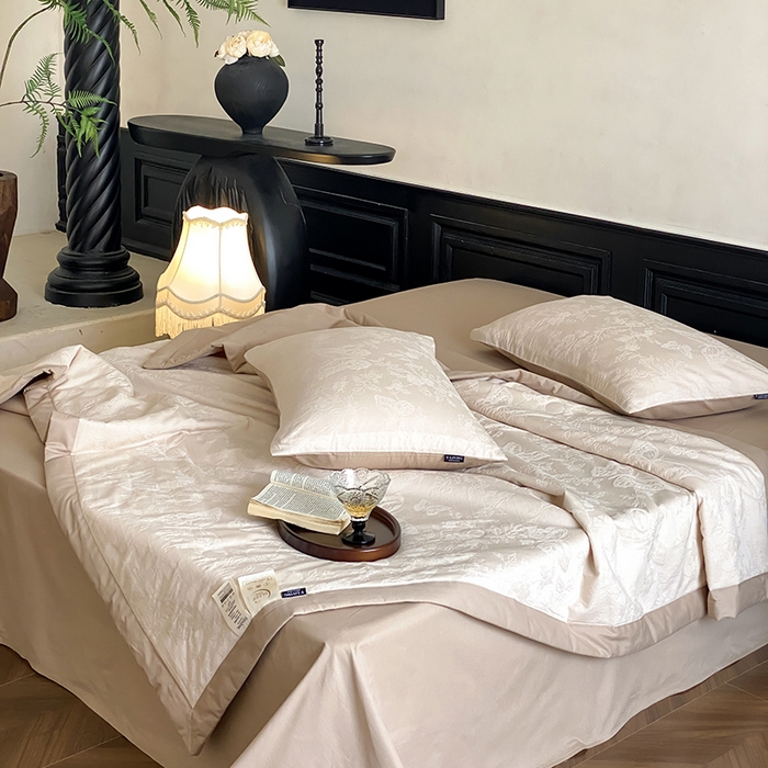 91家纺网 家纺一手货源 找家纺 宜代光年 2026新款60S全棉厚织提花夏被夏凉被空调被 夏被-翩然-奶白