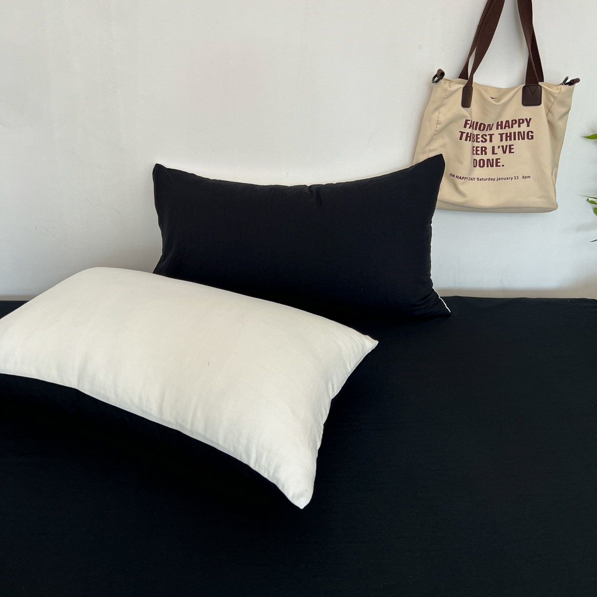 91家纺网 家纺一手货源 找家纺 梦嘉居 2026新款亲肤纯色AB版水洗皱皱棉四件套学生宿舍床单床笠三件套 高雅白+暗夜黑