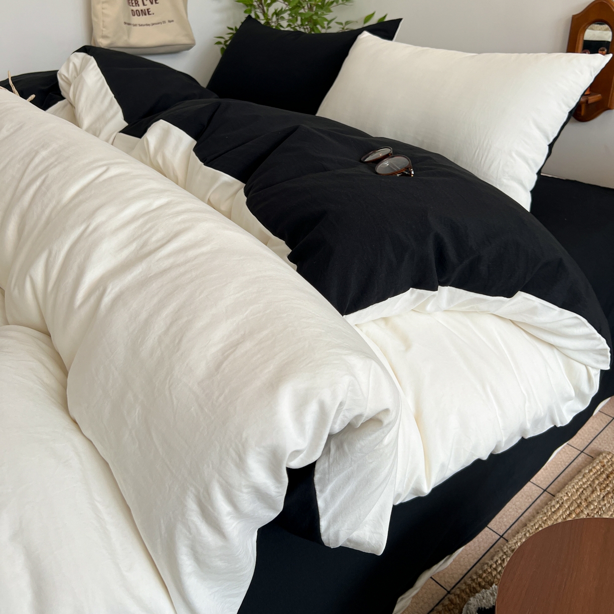 91家纺网 家纺一手货源 找家纺 梦嘉居 2026新款亲肤纯色AB版水洗皱皱棉四件套学生宿舍床单床笠三件套 高雅白+暗夜黑