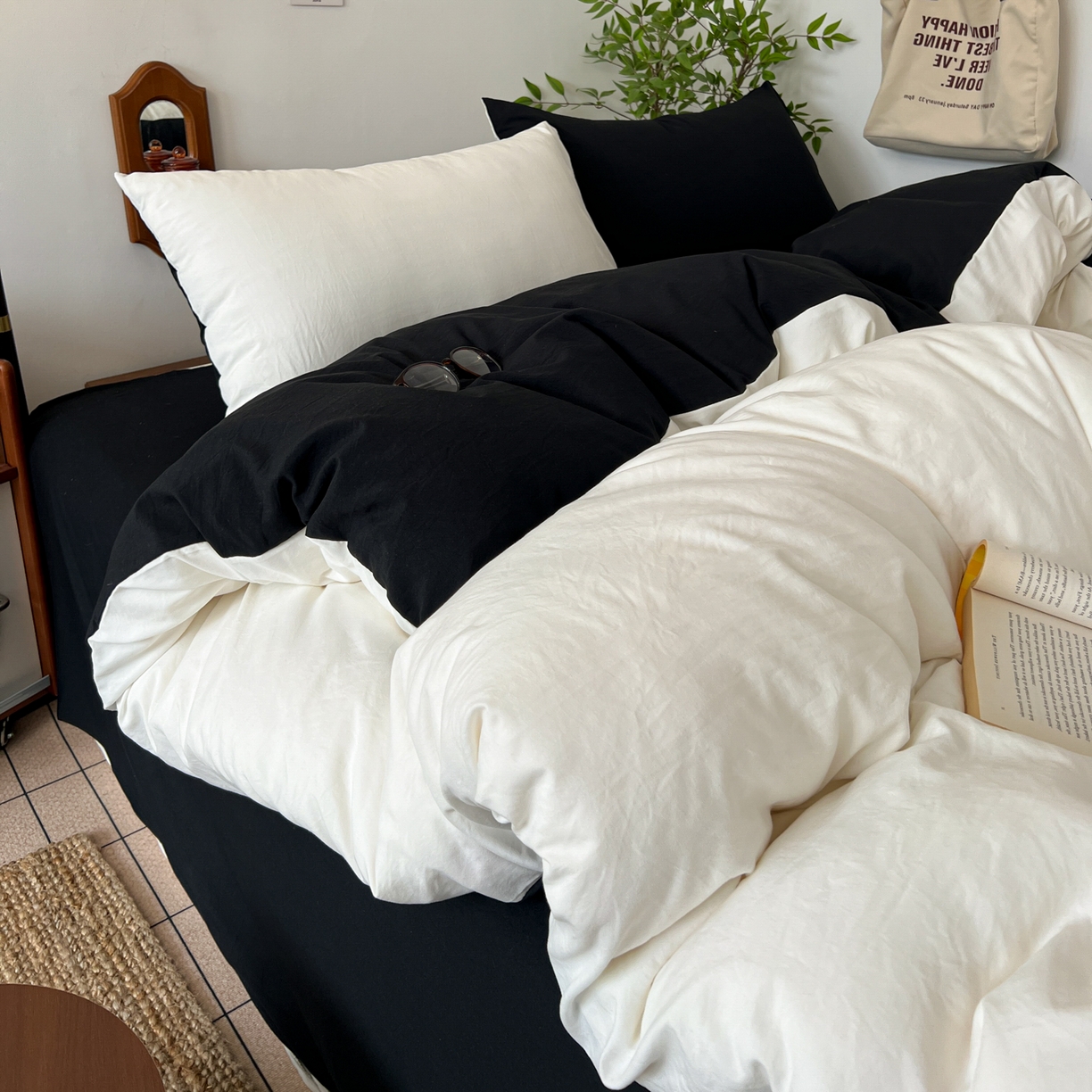 91家纺网 家纺一手货源 找家纺 梦嘉居 2026新款亲肤纯色AB版水洗皱皱棉四件套学生宿舍床单床笠三件套 高雅白+暗夜黑