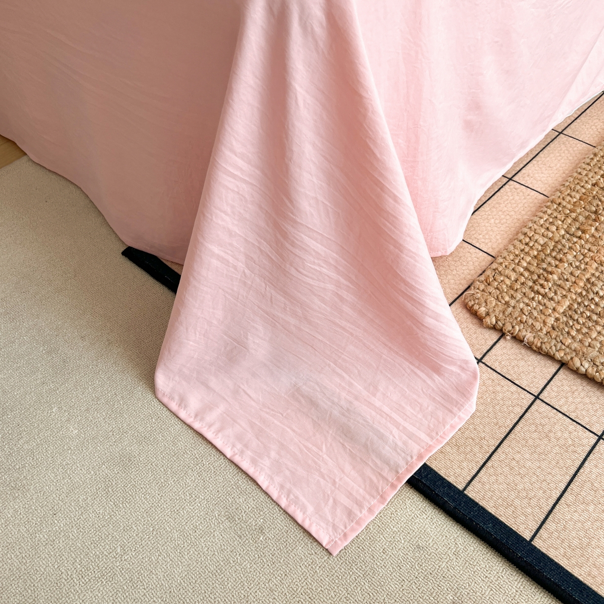 91家纺网 家纺一手货源 找家纺 梦嘉居 2026新款亲肤纯色AB版水洗皱皱棉四件套学生宿舍床单床笠三件套 高雅白+少女粉