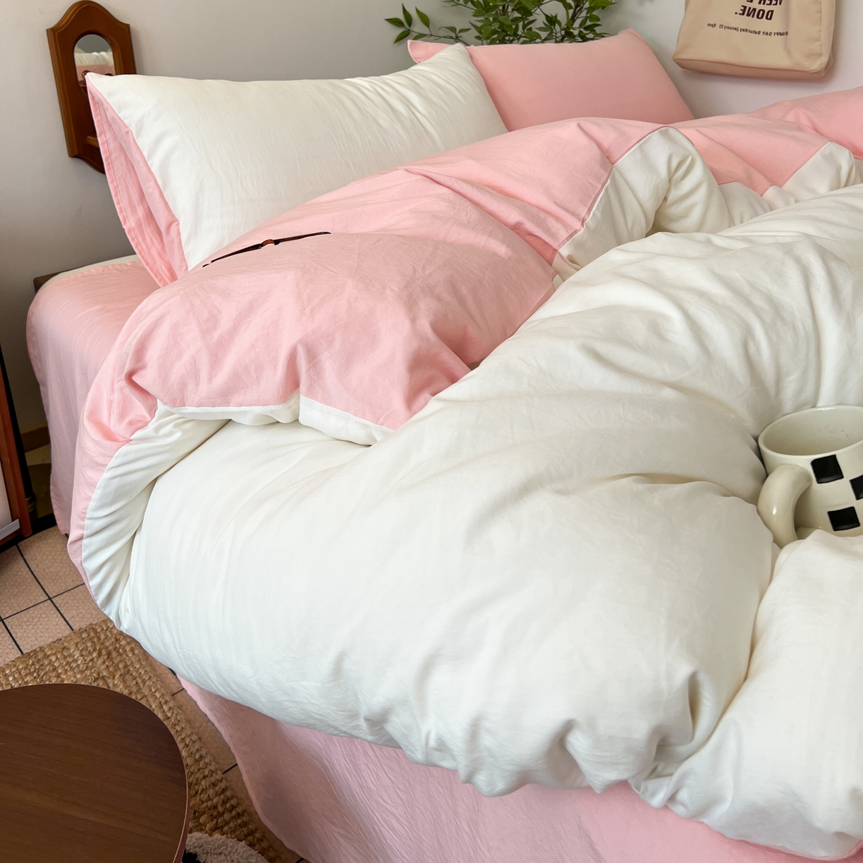 91家纺网 家纺一手货源 找家纺 梦嘉居 2026新款亲肤纯色AB版水洗皱皱棉四件套学生宿舍床单床笠三件套 高雅白+少女粉