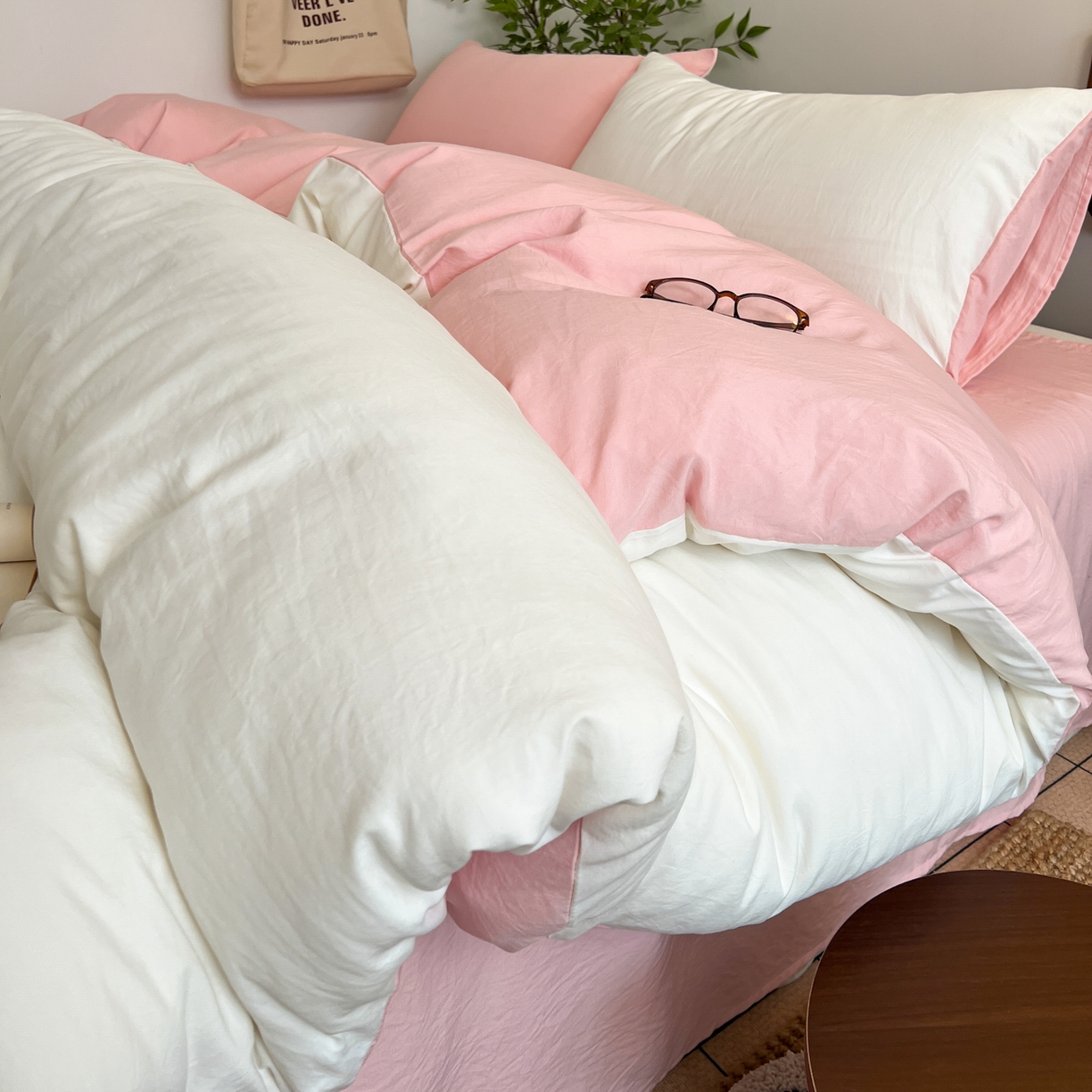 91家纺网 家纺一手货源 找家纺 梦嘉居 2026新款亲肤纯色AB版水洗皱皱棉四件套学生宿舍床单床笠三件套 高雅白+少女粉