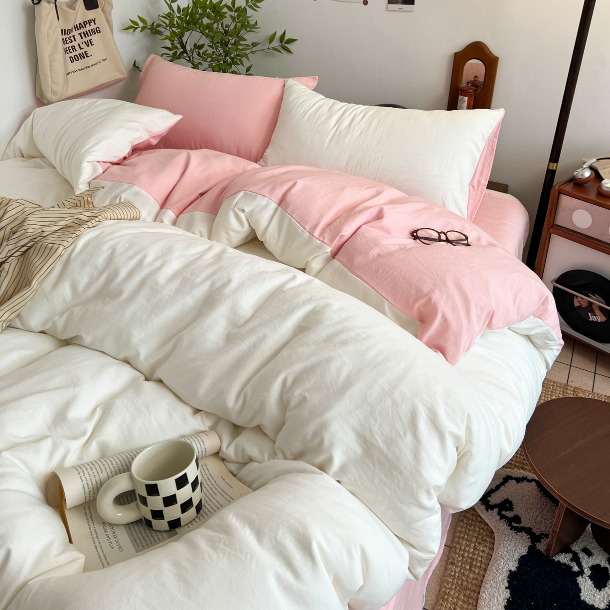 91家纺网 家纺一手货源 找家纺 梦嘉居 2026新款亲肤纯色AB版水洗皱皱棉四件套学生宿舍床单床笠三件套 高雅白+少女粉