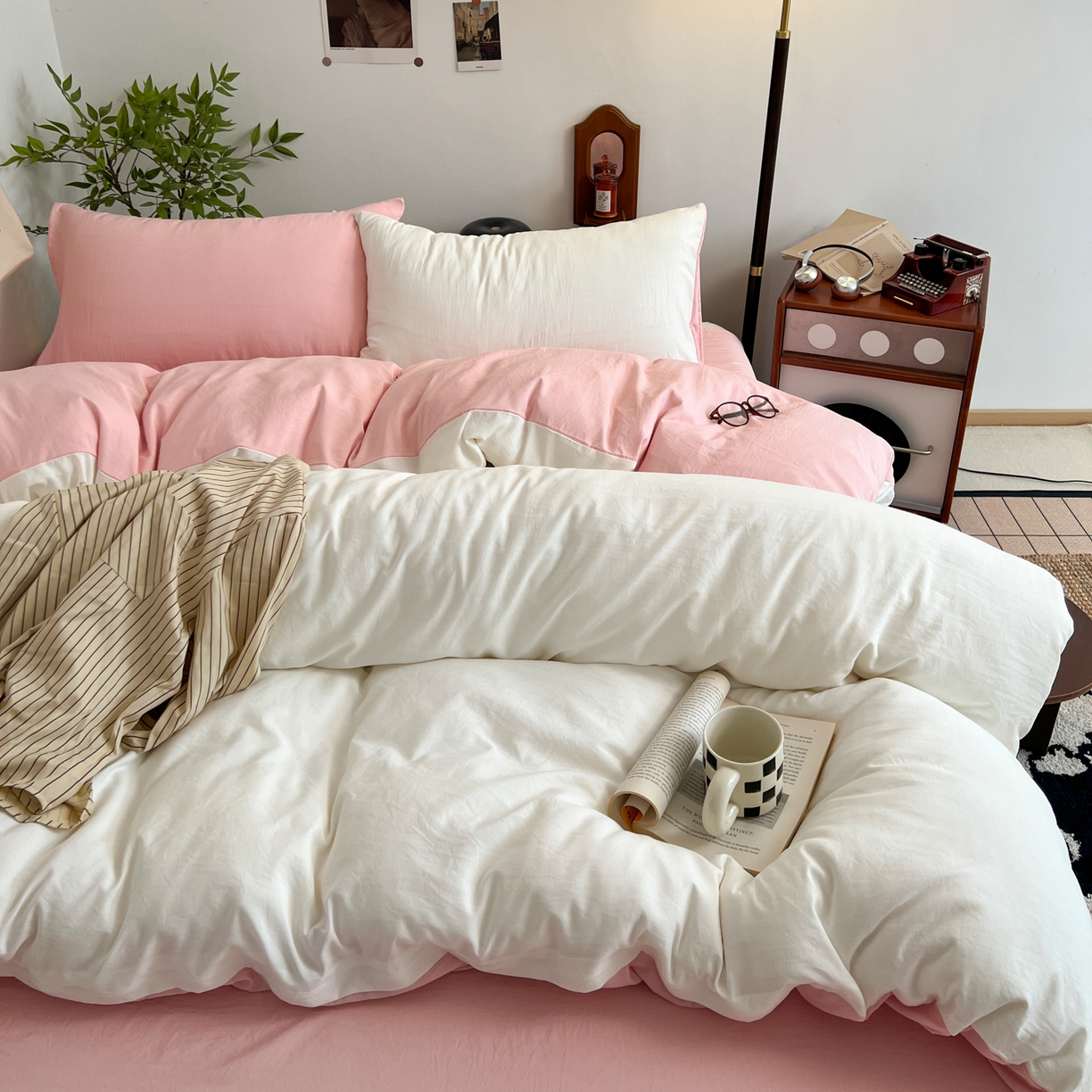 91家纺网 家纺一手货源 找家纺 梦嘉居 2026新款亲肤纯色AB版水洗皱皱棉四件套学生宿舍床单床笠三件套 高雅白+少女粉