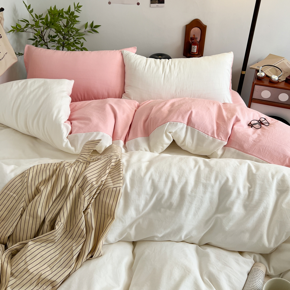 91家纺网 家纺一手货源 找家纺 梦嘉居 2026新款亲肤纯色AB版水洗皱皱棉四件套学生宿舍床单床笠三件套 高雅白+少女粉