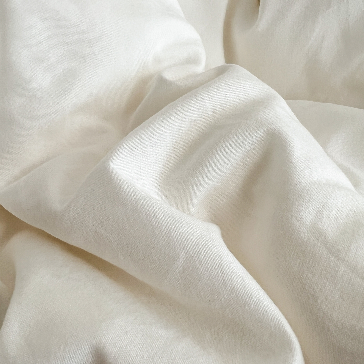 91家纺网 家纺一手货源 找家纺 梦嘉居 2026新款亲肤纯色AB版水洗皱皱棉四件套学生宿舍床单床笠三件套 高雅白+雾兰