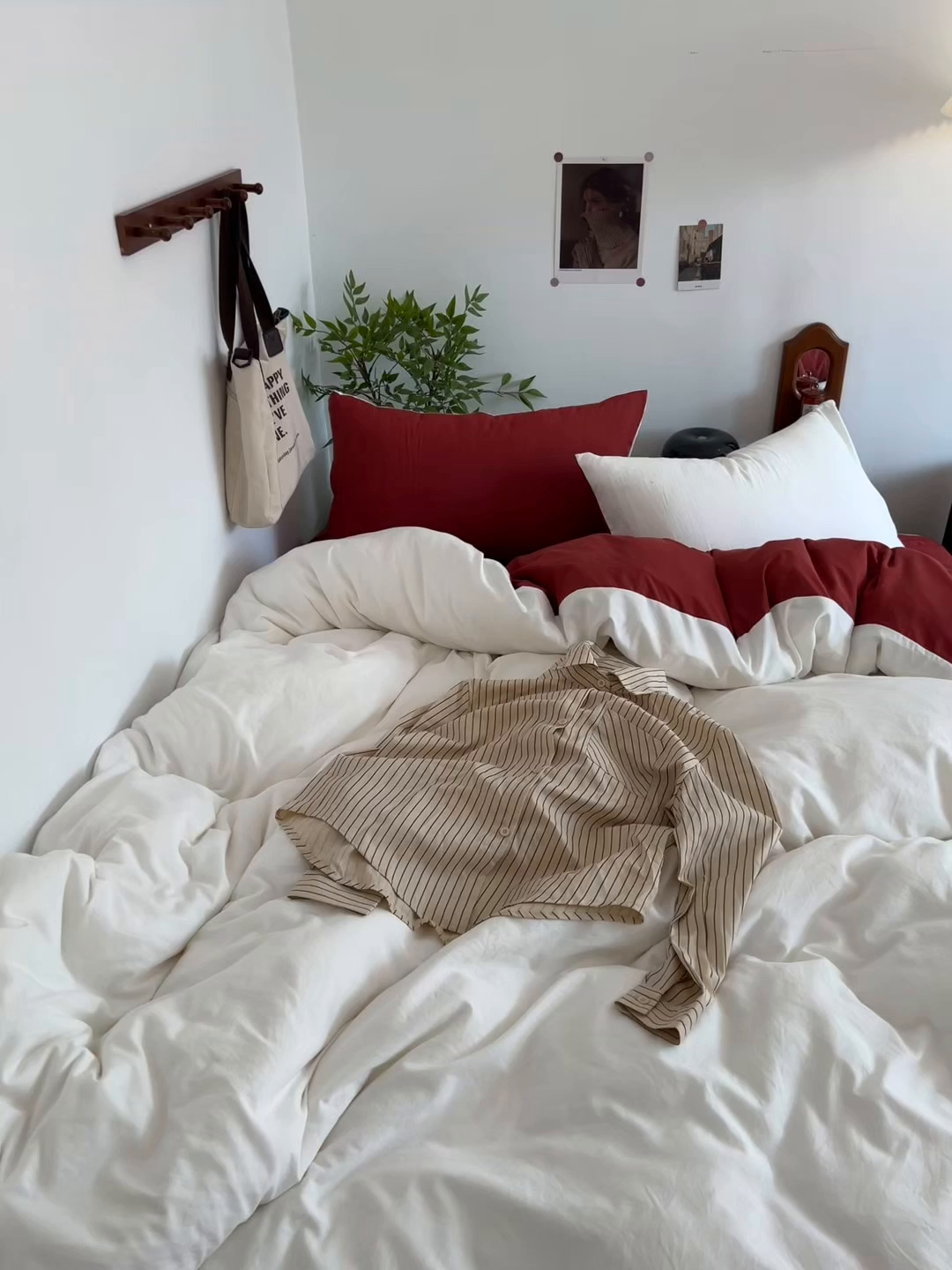 91家纺网 家纺一手货源 找家纺 梦嘉居 2026新款亲肤纯色AB版水洗皱皱棉四件套学生宿舍床单床笠三件套 高雅白+洋气红