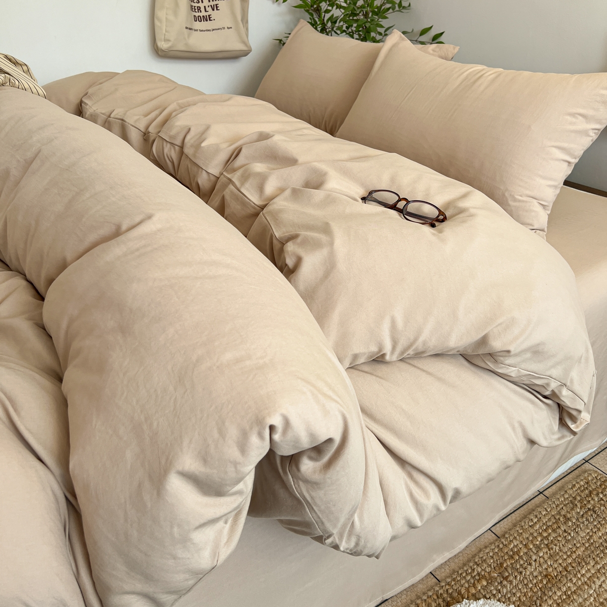 91家纺网 家纺一手货源 找家纺 梦嘉居 2026新款亲肤纯色AB版水洗皱皱棉四件套学生宿舍床单床笠三件套 奶驼