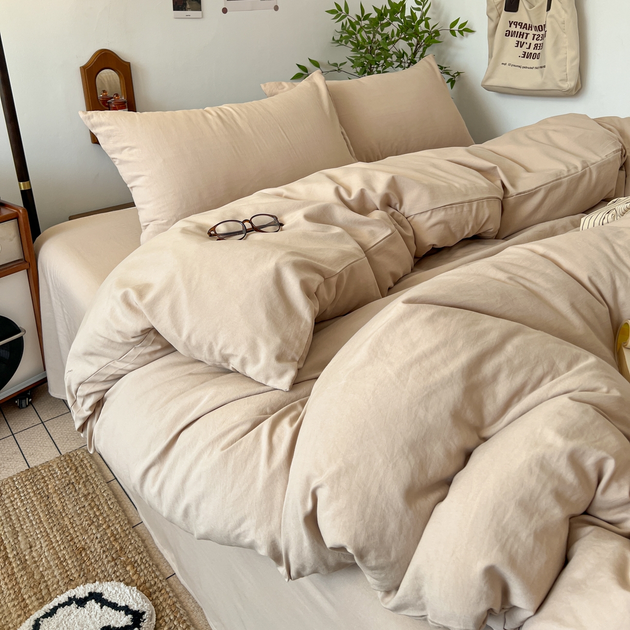 91家纺网 家纺一手货源 找家纺 梦嘉居 2026新款亲肤纯色AB版水洗皱皱棉四件套学生宿舍床单床笠三件套 奶驼