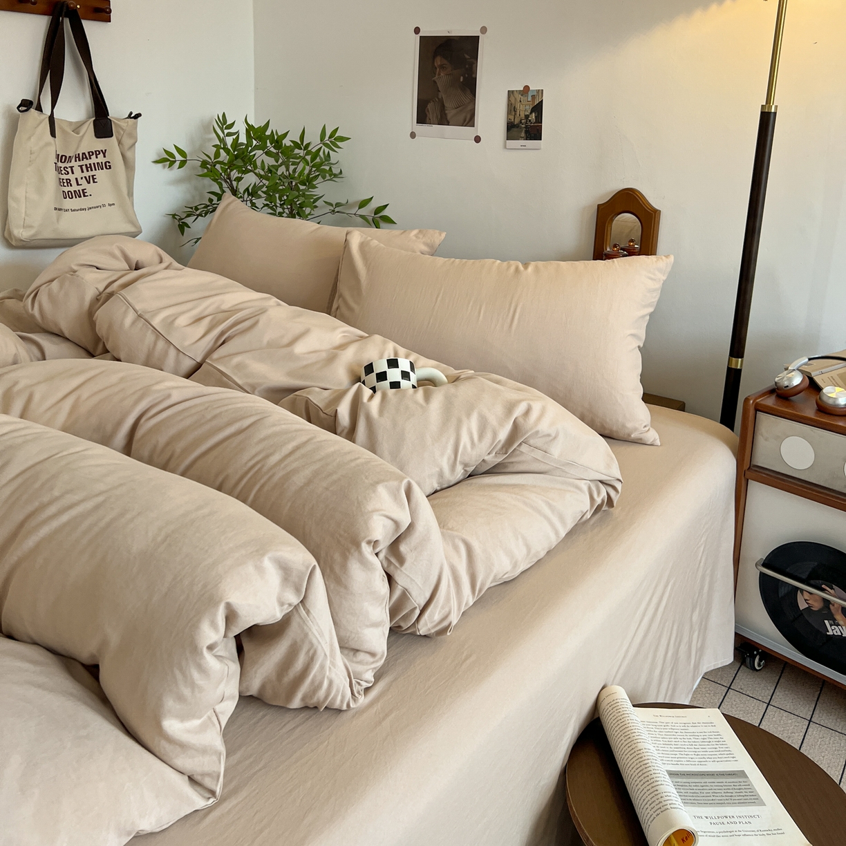 91家纺网 家纺一手货源 找家纺 梦嘉居 2026新款亲肤纯色AB版水洗皱皱棉四件套学生宿舍床单床笠三件套 奶驼