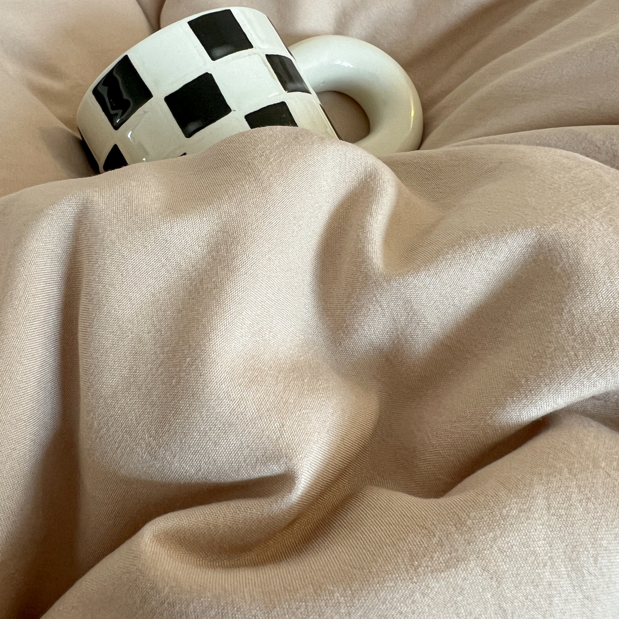 91家纺网 家纺一手货源 找家纺 梦嘉居 2026新款亲肤纯色AB版水洗皱皱棉四件套学生宿舍床单床笠三件套 奶驼