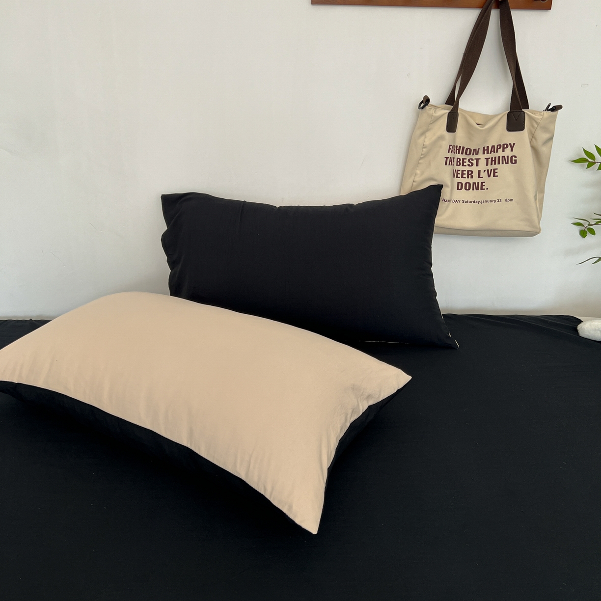 91家纺网 家纺一手货源 找家纺 梦嘉居 2026新款亲肤纯色AB版水洗皱皱棉四件套学生宿舍床单床笠三件套 奶驼+暗夜黑