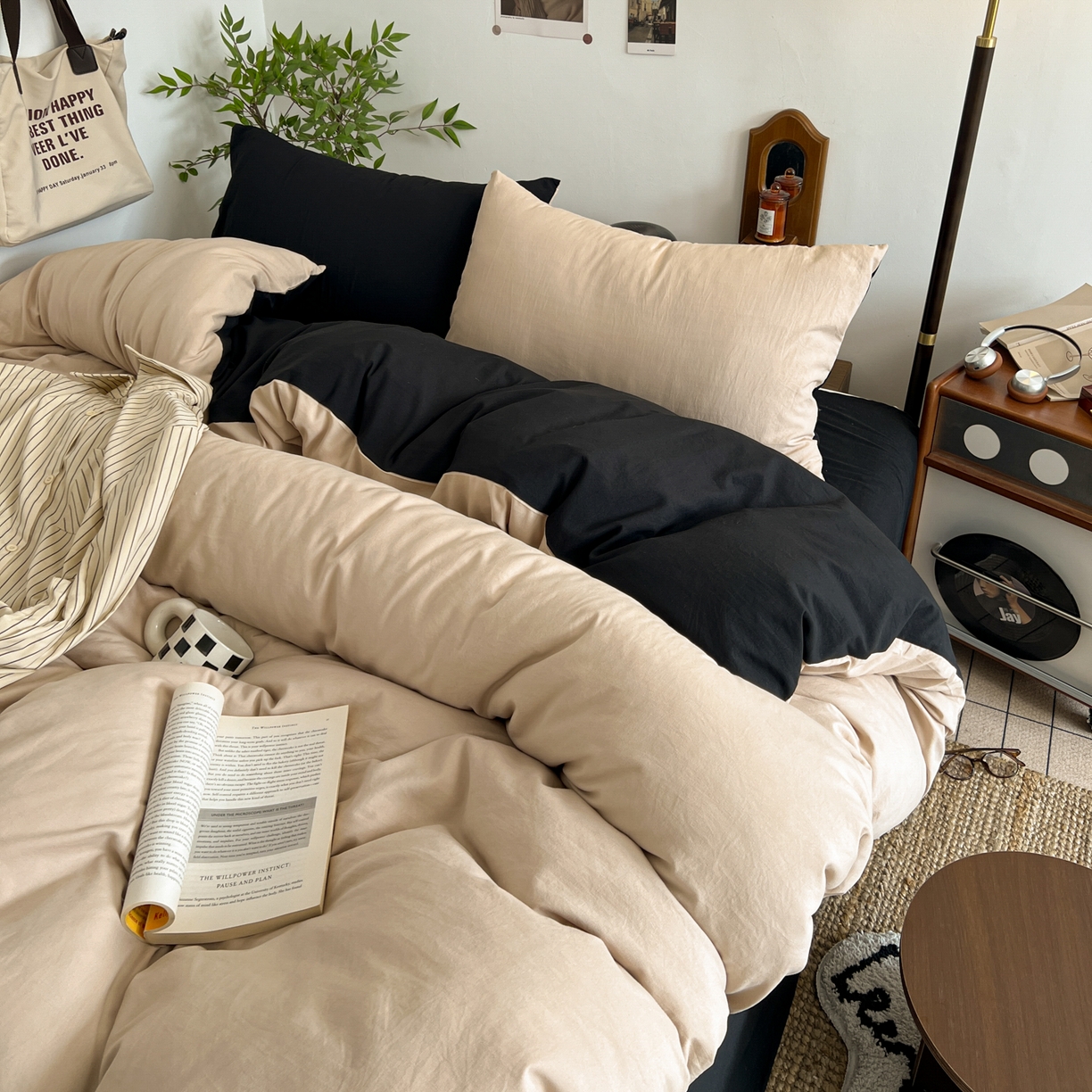 91家纺网 家纺一手货源 找家纺 梦嘉居 2026新款亲肤纯色AB版水洗皱皱棉四件套学生宿舍床单床笠三件套 奶驼+暗夜黑