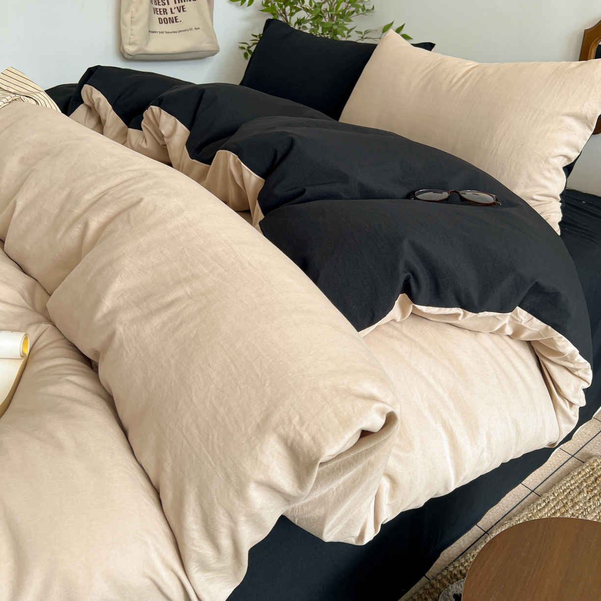 91家纺网 家纺一手货源 找家纺 梦嘉居 2026新款亲肤纯色AB版水洗皱皱棉四件套学生宿舍床单床笠三件套 奶驼+暗夜黑