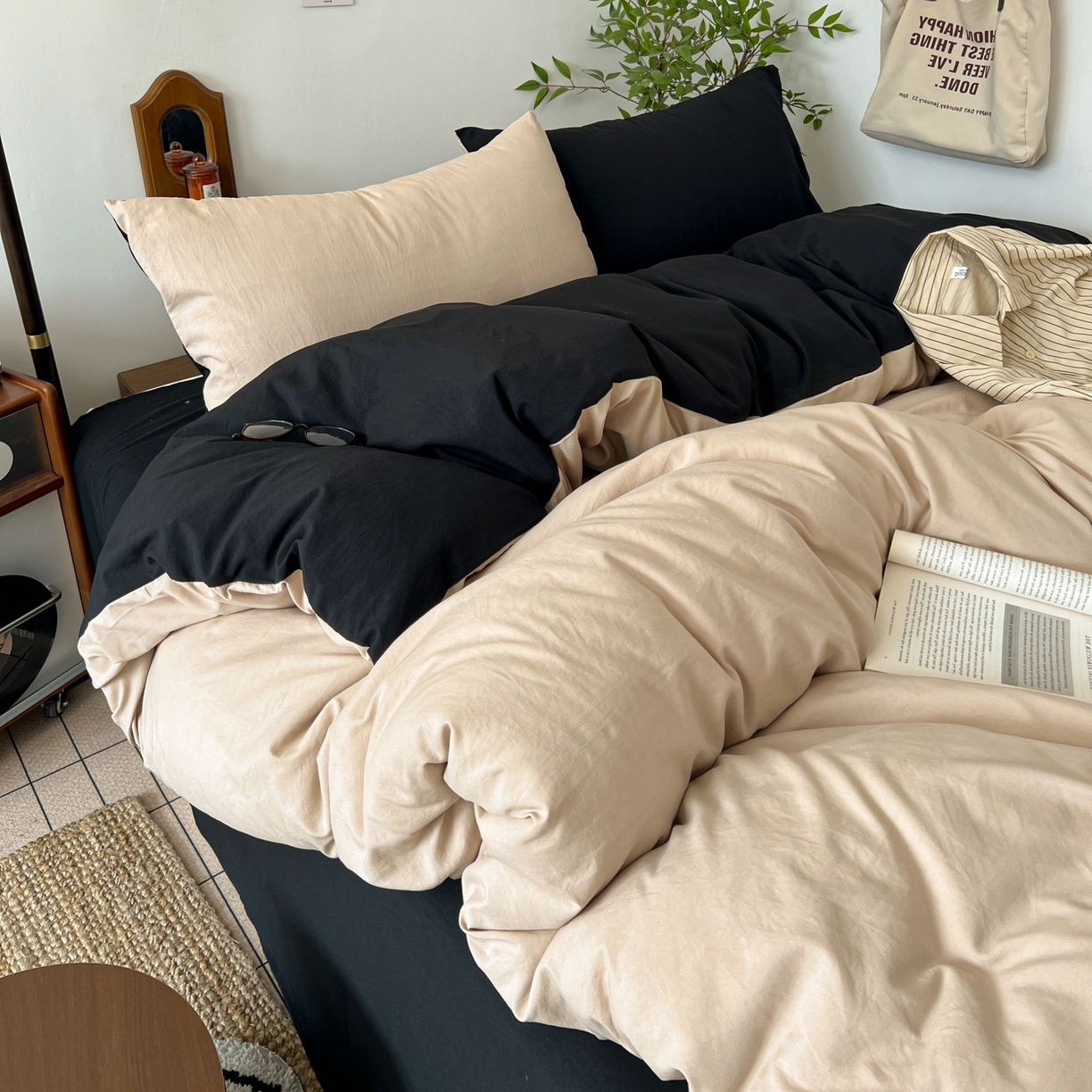 91家纺网 家纺一手货源 找家纺 梦嘉居 2026新款亲肤纯色AB版水洗皱皱棉四件套学生宿舍床单床笠三件套 奶驼+暗夜黑