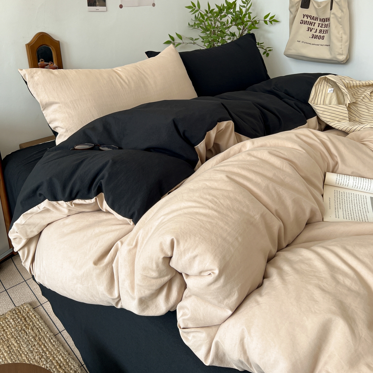 91家纺网 家纺一手货源 找家纺 梦嘉居 2026新款亲肤纯色AB版水洗皱皱棉四件套学生宿舍床单床笠三件套 奶驼+暗夜黑