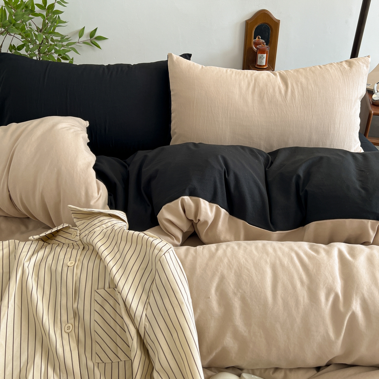 91家纺网 家纺一手货源 找家纺 梦嘉居 2026新款亲肤纯色AB版水洗皱皱棉四件套学生宿舍床单床笠三件套 奶驼+暗夜黑