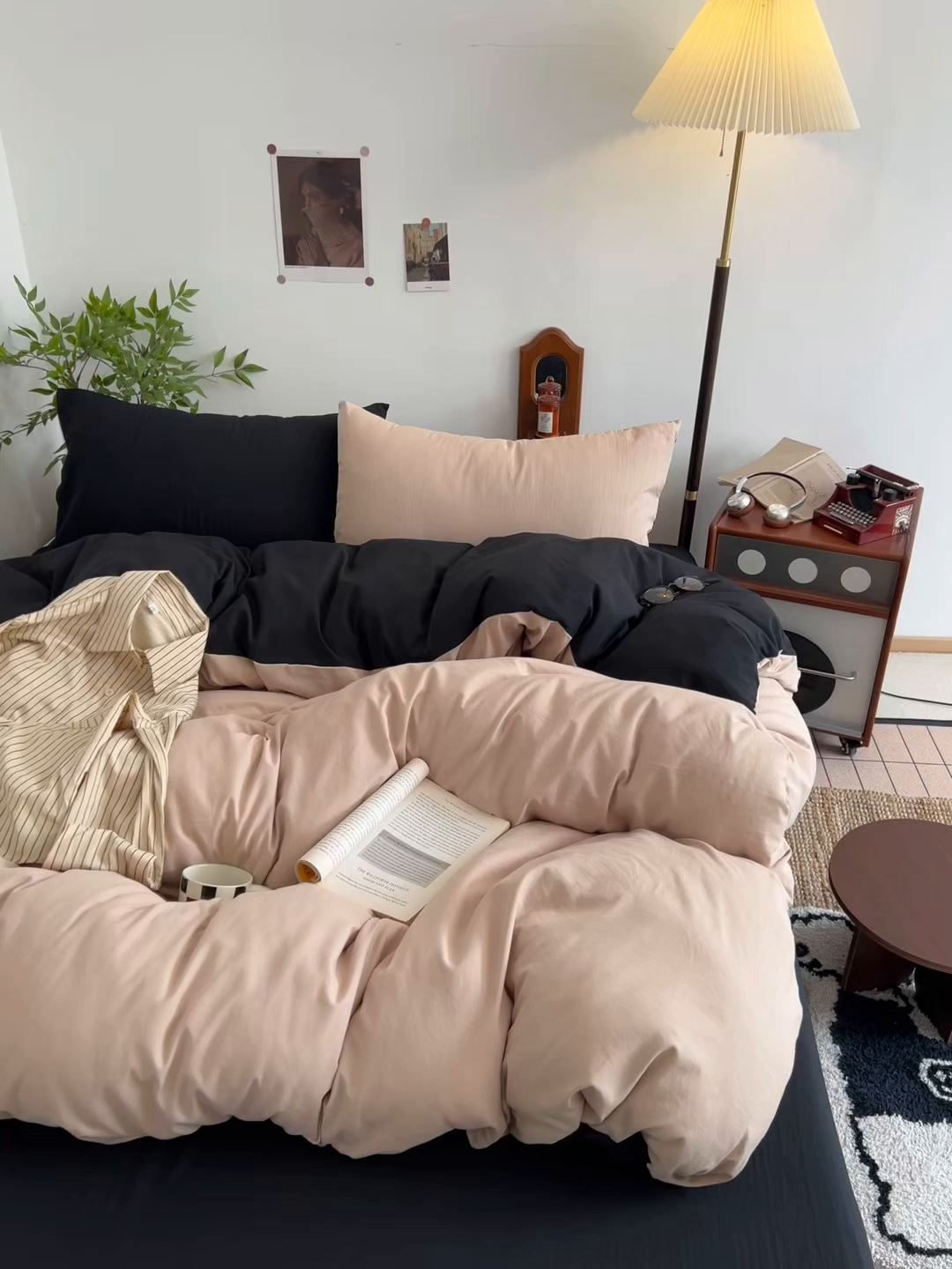 91家纺网 家纺一手货源 找家纺 梦嘉居 2026新款亲肤纯色AB版水洗皱皱棉四件套学生宿舍床单床笠三件套 奶驼+暗夜黑