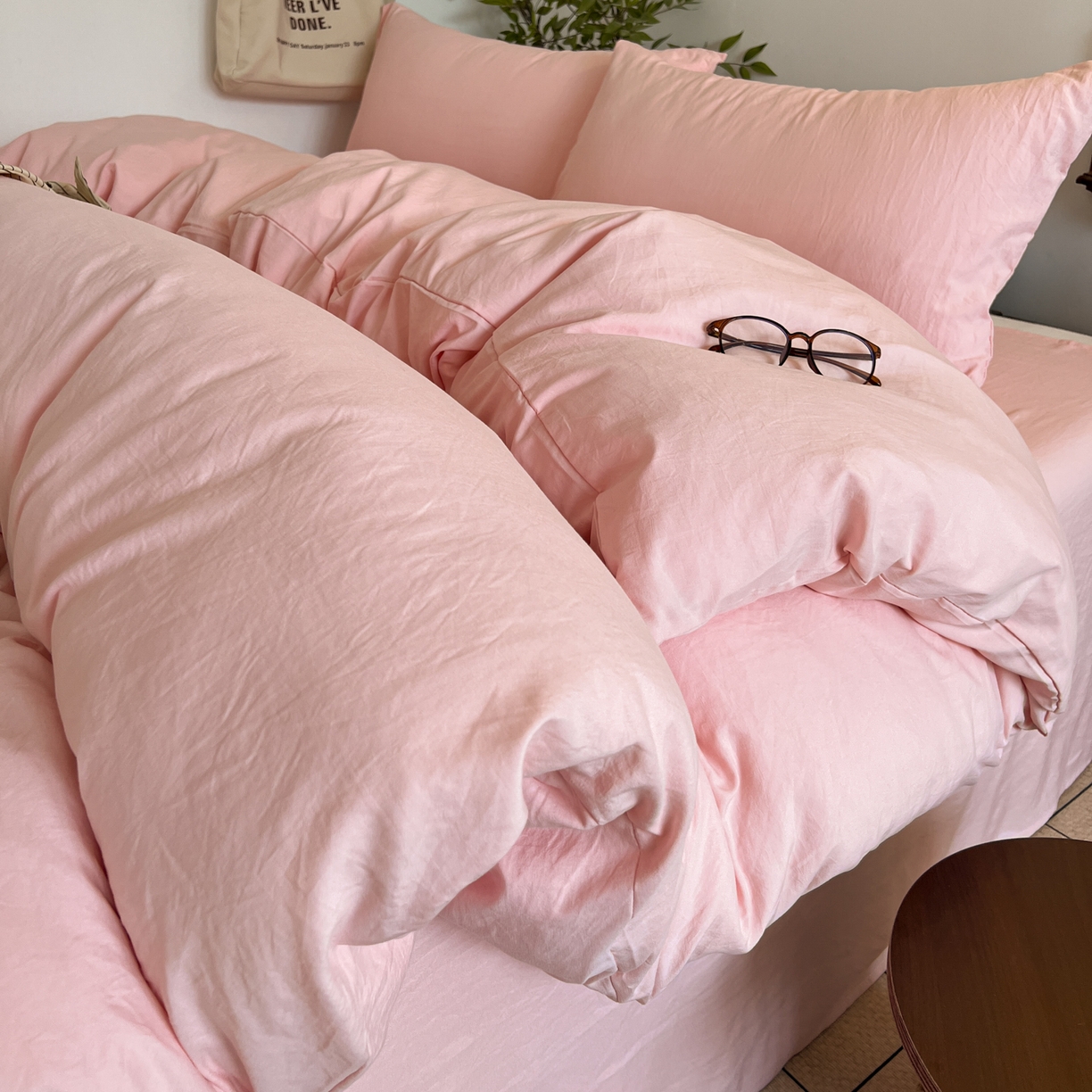 91家纺网 家纺一手货源 找家纺 梦嘉居 2026新款亲肤纯色AB版水洗皱皱棉四件套学生宿舍床单床笠三件套 少女粉