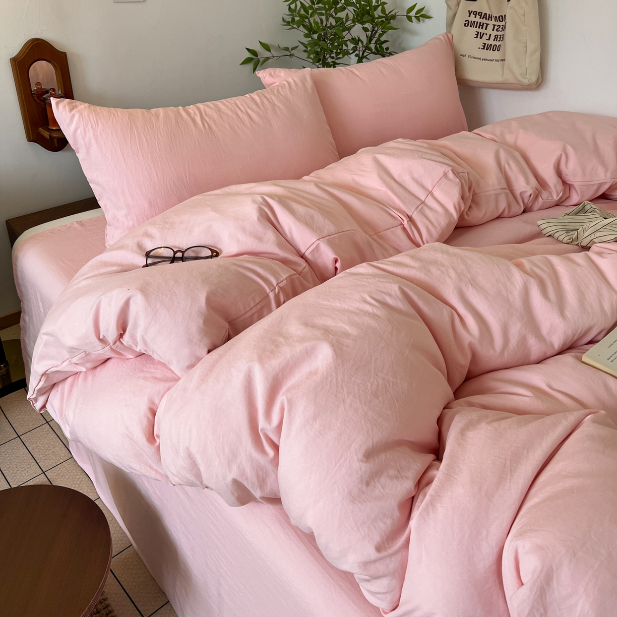 91家纺网 家纺一手货源 找家纺 梦嘉居 2026新款亲肤纯色AB版水洗皱皱棉四件套学生宿舍床单床笠三件套 少女粉